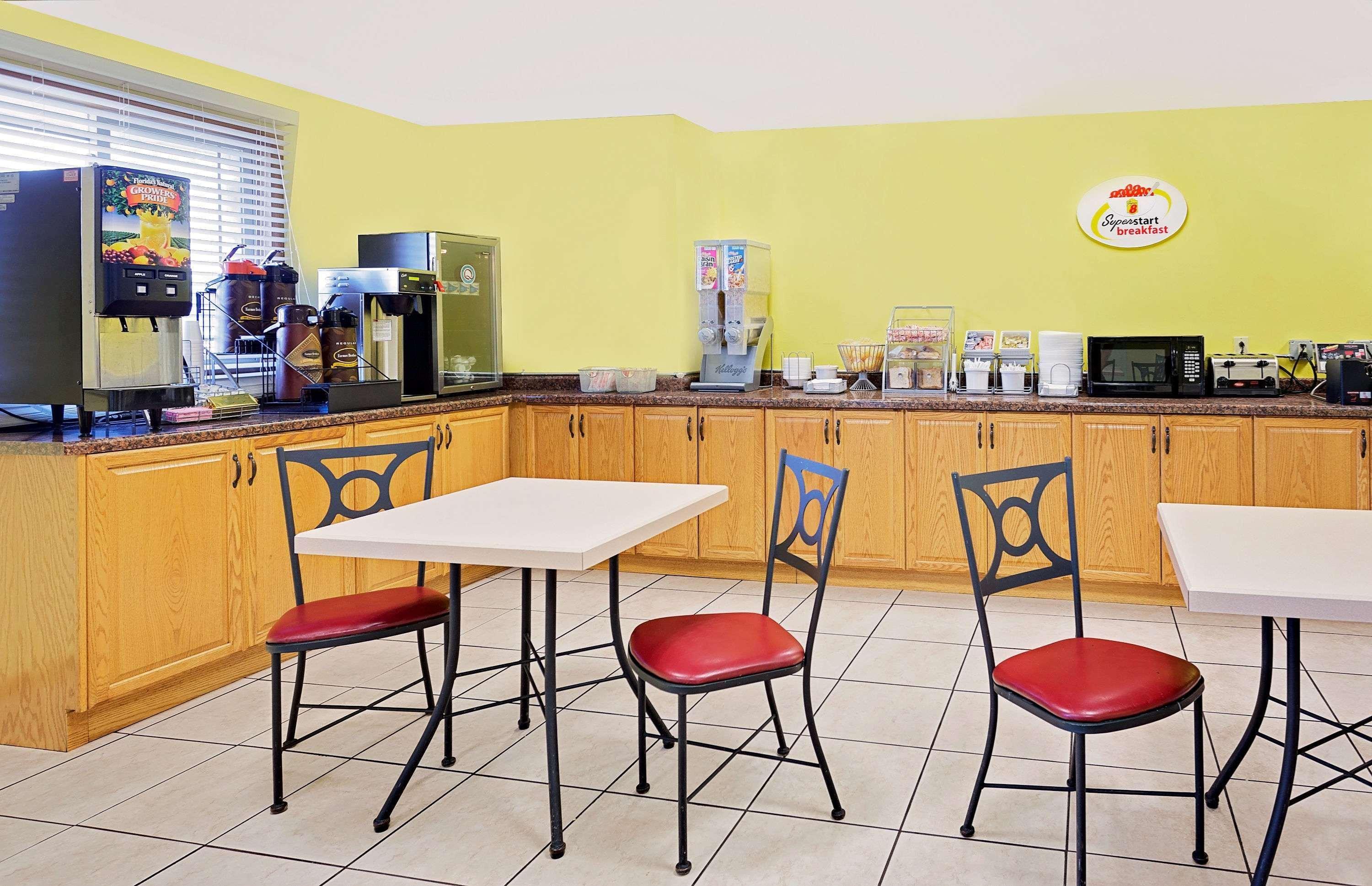 Super 8 By Wyndham Sturgeon Bay Otel Dış mekan fotoğraf
