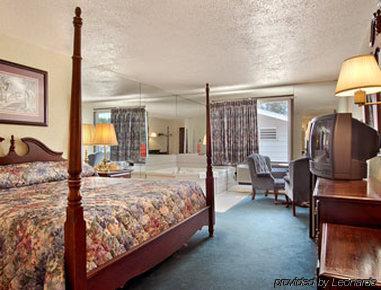 Super 8 By Wyndham Sturgeon Bay Otel Oda fotoğraf